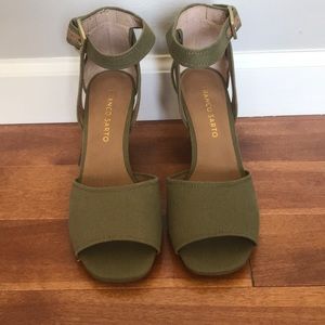 💕NWOT Franco Sarto Wedge in Army Green 💕